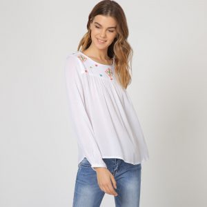 Blusa fluida con bordados