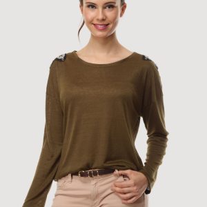 Camiseta con pedrería en los hombros