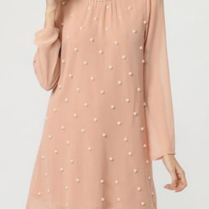 Vestido con perlas decorativas