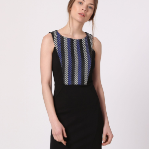 Vestido entallado con pedrería