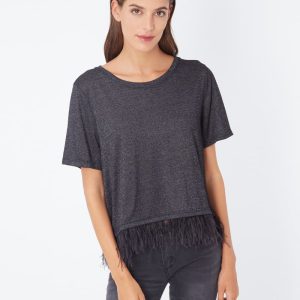Blusa con plumas en el bajo