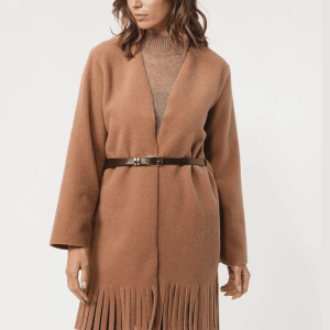 Abrigo camel con textura afelpada suave.