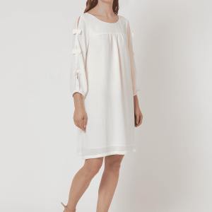 Vestido fluido con detalle de lazos