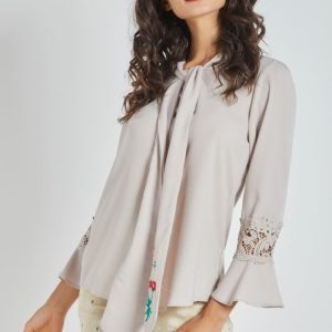 Camisa con lazo en el cuello