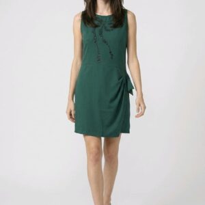 Vestido entallado con tachuelas